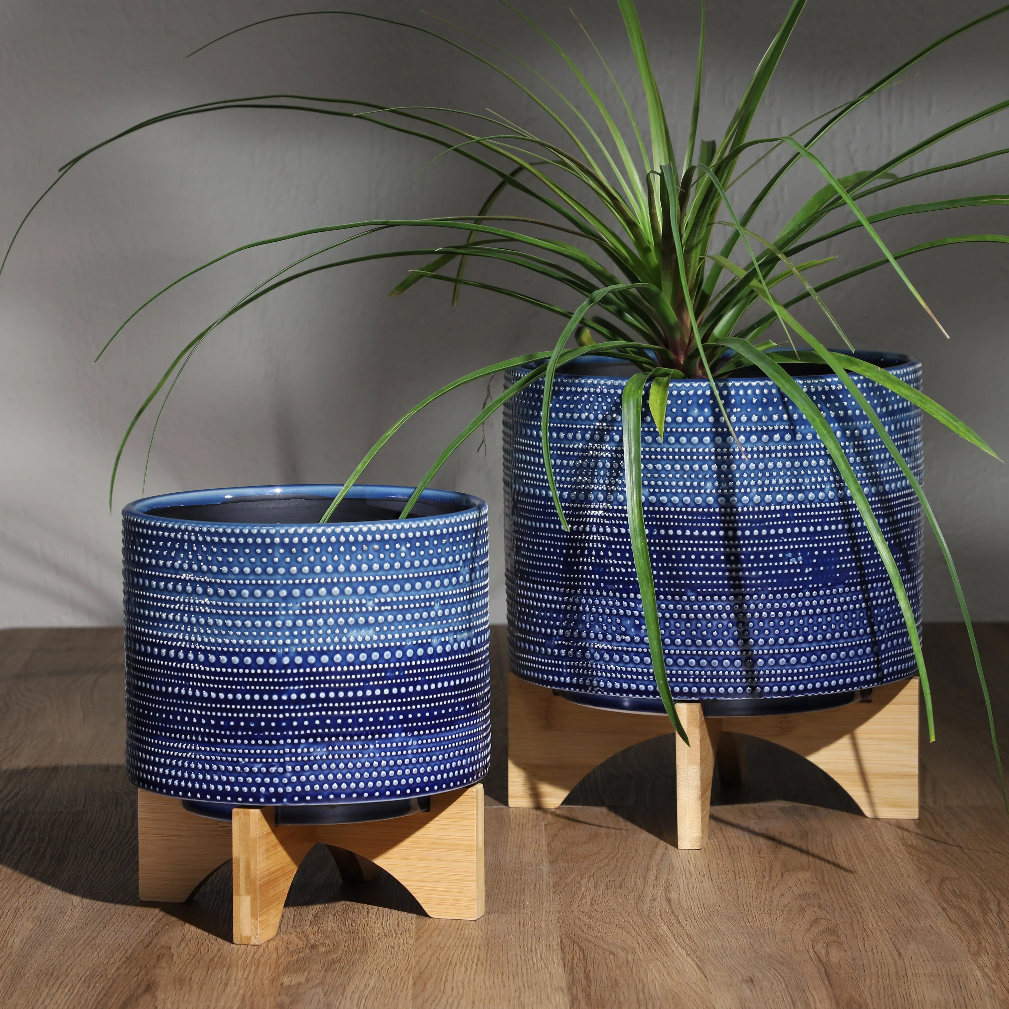 11" DOTTED PLANTER W/ WOOD STAND, BLUE
