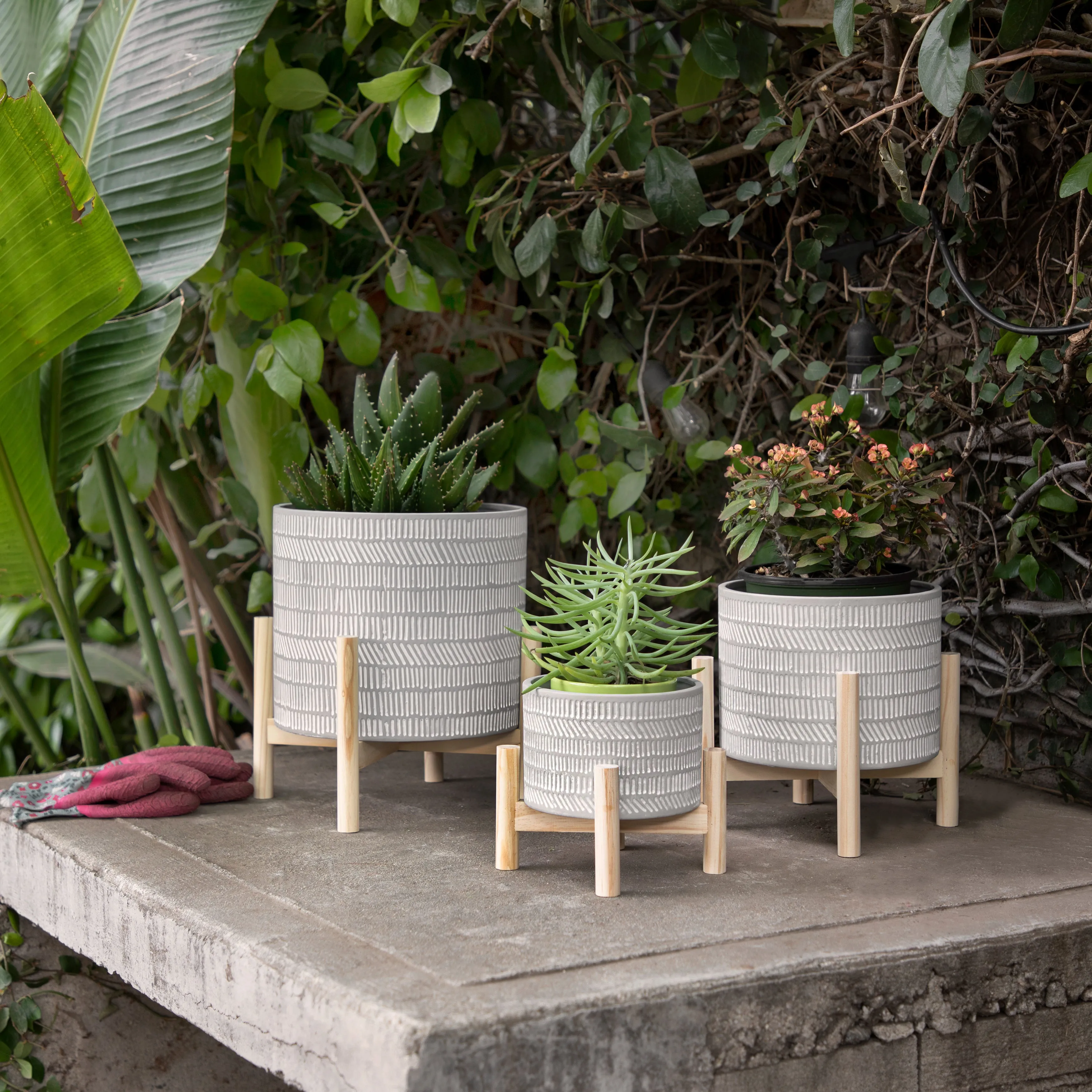 6" CERAMIC TRIBAL PLANTER W/ WOOD STAND, BEIGE