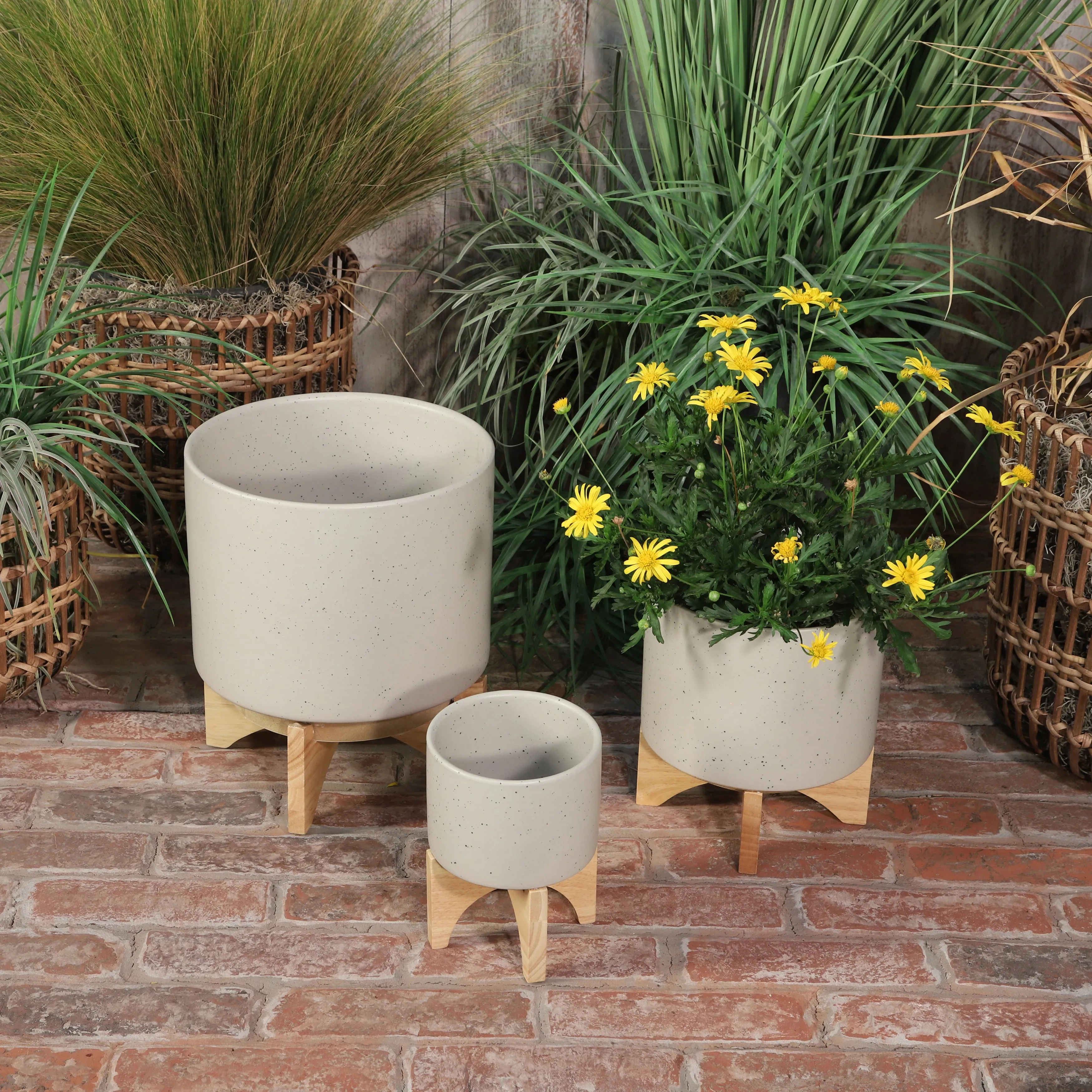 8"  PLANTER W/ WOOD STAND, MATTE BEIGE