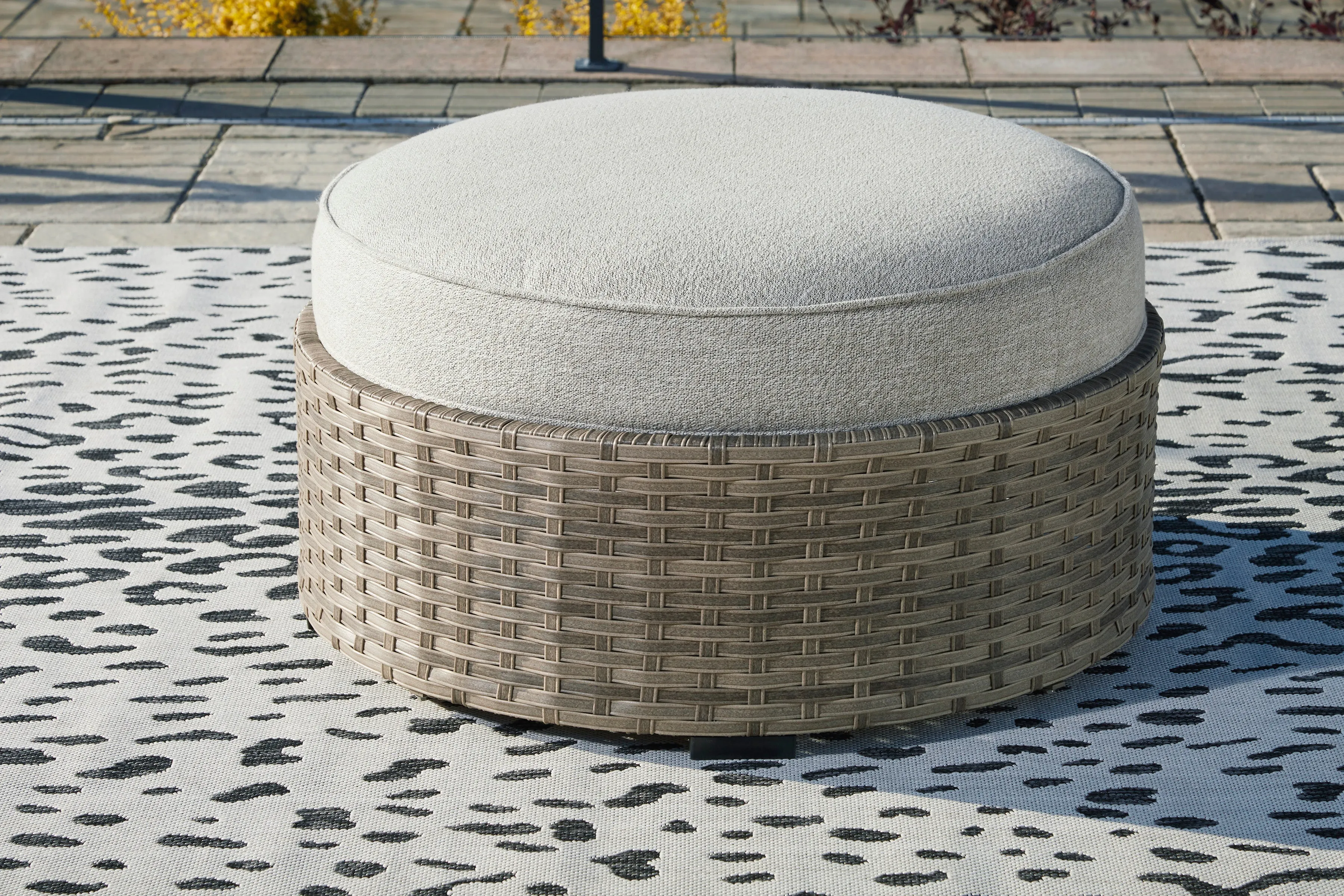 Calworth Outdoor Set