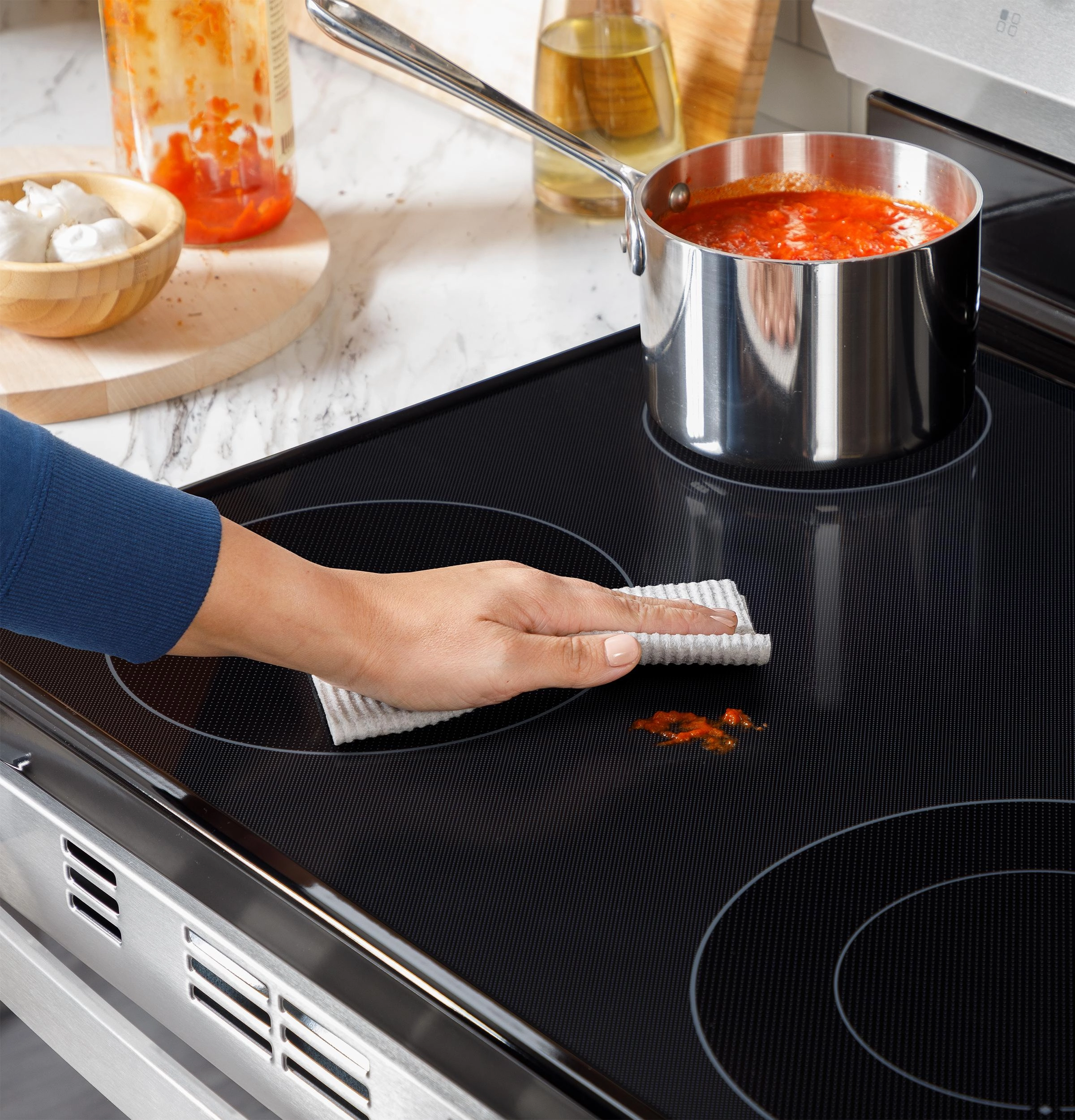 Ge Appliances GRF400PVBB Ge 30" Free-Standing Electric Range