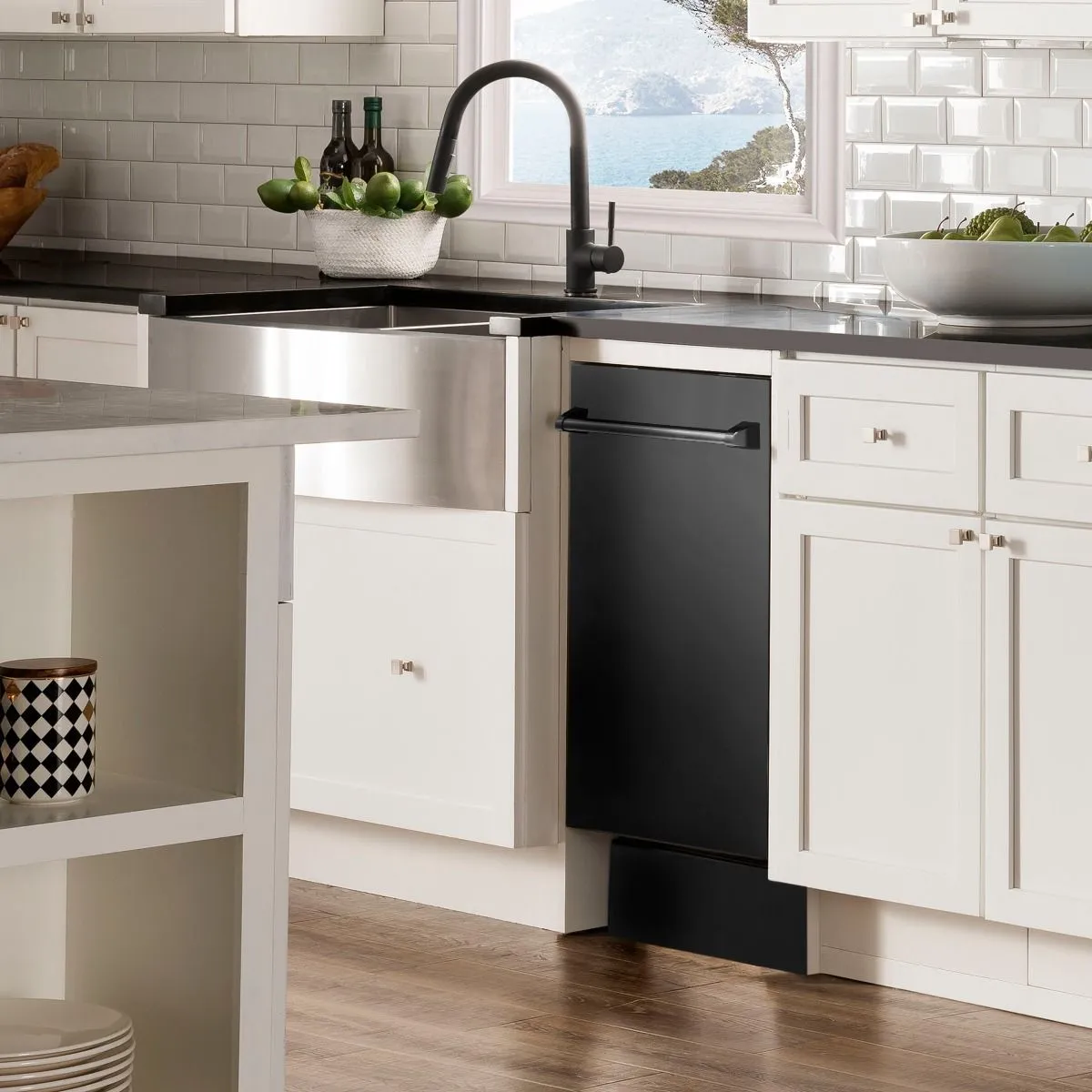 ZLINE 18-Inch Dishwasher in Black Stainless Steel with Traditional Handle (DW-BS-18)