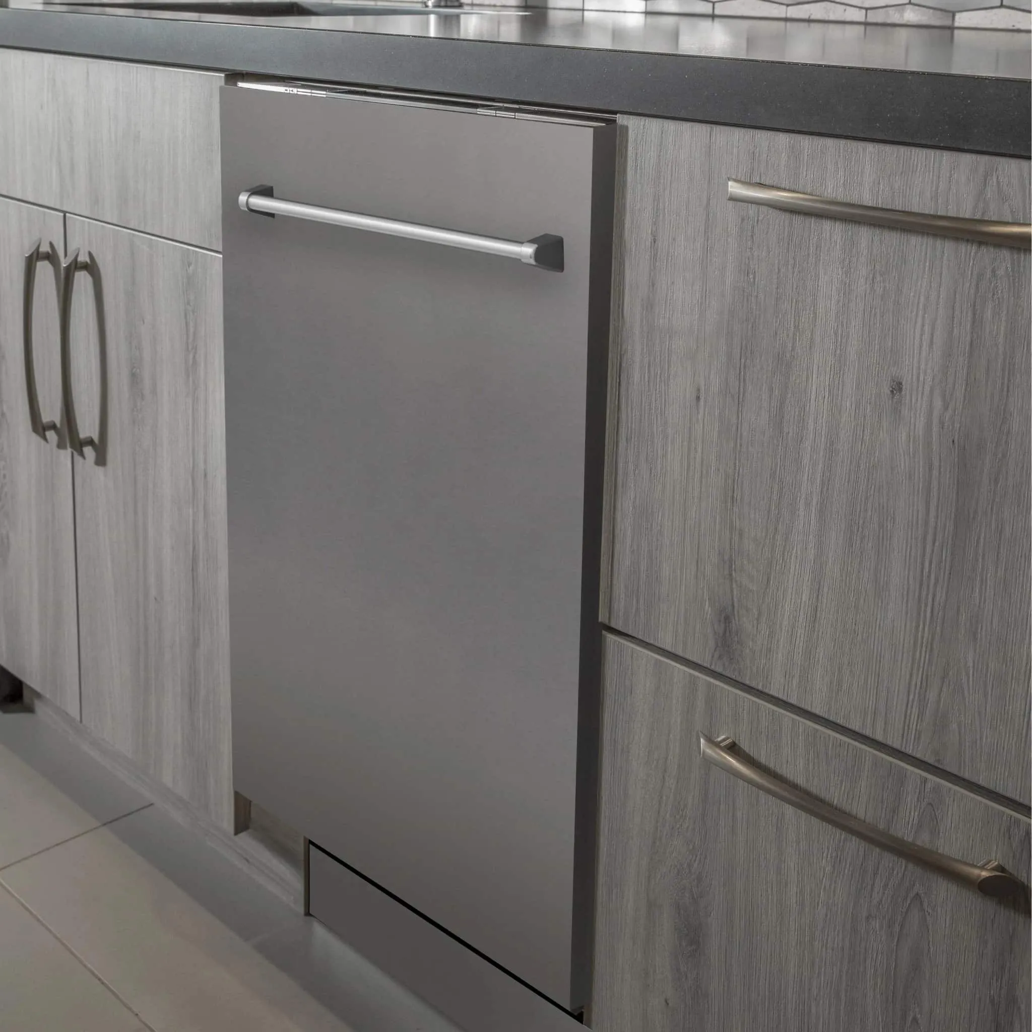 ZLINE 24-Inch Dishwasher in Stainless Steel with Stainless Steel Tub and Traditional Style Handle (DW-304-H-24)